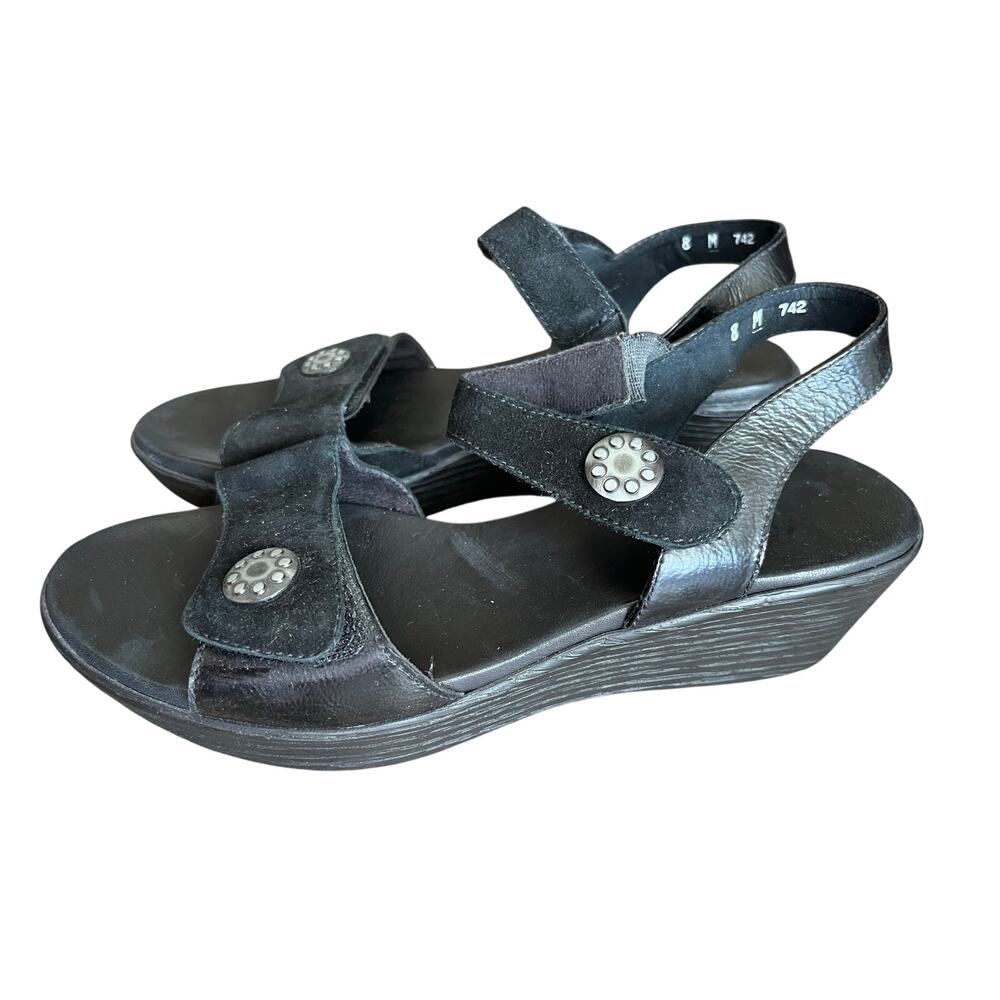 Munro Tyra Sandals Black Suede Wedge Heel size 8